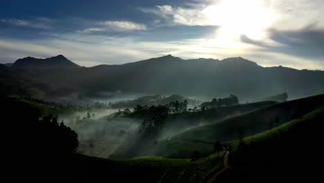 Centro-De-Vista-Aérea-De-Drones-Avanzando-Donde-Los-Rayos-Del-Sol-Caen-Arriba