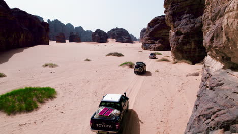 Mittags-Durch-Die-Riesigen-Steinberge-Der-Sahara-Fahren