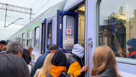 Ukrainische-Flüchtlinge-Steigen-Am-Bahnhof-Chelm-In-Polen-In-Den-Zug-Von-Chelm-Nach-Warschau-Ein,-Menschen-Auf-Der-Flucht-Vor-Dem-Krieg,-4K-Aufnahme