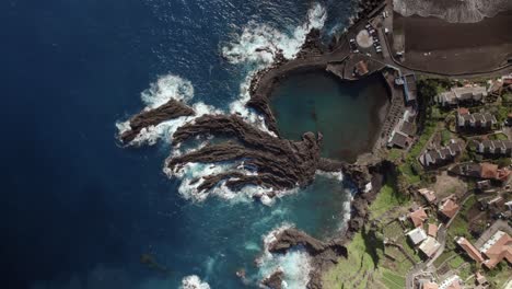 Toma-Aérea-Superior-Con-Drone-De-Una-Tranquila-Ciudad-Costera-Con-Una-Laguna-Natural-En-Seixal,-Madeira.