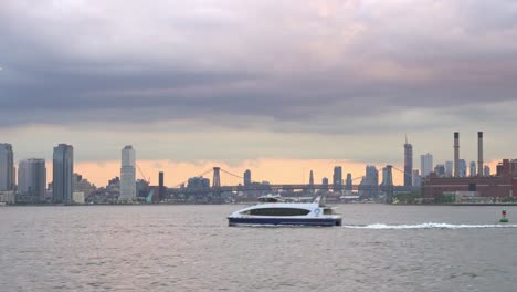 Transporte-En-Ferry-De-Nueva-York-Cruzando-El-Río-Este-Al-Atardecer,-Vía-Navegable-Del-Horizonte-Urbano