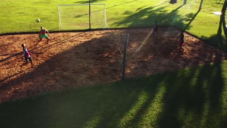 Freunde-Spielen-Gemeinsam-Fußvolleyball-Auf-Einem-Luxuriösen-Anwesen,-Einer-Traditionellen-Sportart-In-Paraguay