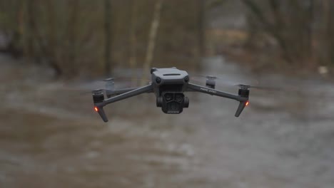 El-Dron-Flota-Y-Se-Mantiene-Estable-En-Condiciones-De-Viento-Sobre-Un-Río-Inundado-En-Otoño.