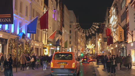 Gran-Número-De-Personas-Caminando-Por-La-Calle-Durante-La-época-Navideña-En-Londres,-Inglaterra