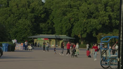 Grant-Park-Chicago-Voller-Besucher-Und-Einer-Fahrradrikscha-An-Einem-Sonnigen-Sommertag