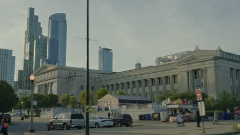 Car-POV-of-The-Art-Institute-of-Chicago-showcasing-its-grand-architecture-and-cultural-prominence-in-an-urban-setting