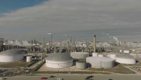 Una-Vista-Aérea,-De-Izquierda-A-Derecha,-De-Una-Refinería-De-Petróleo-Y-Tanques-De-Almacenamiento-Ubicados-En-La-Autopista-225-En-Deer-Park,-Texas.