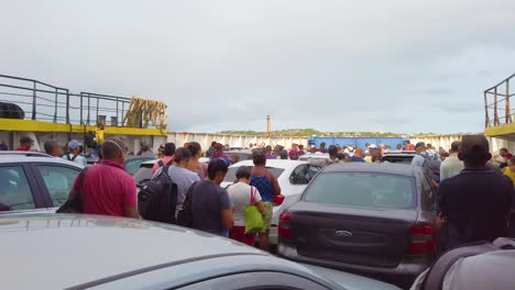 Ferry-Lleno-De-Coches,-La-Gente-Espera-A-Que-Se-Abran-Las-Puertas