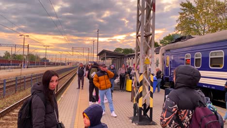 Refugiados-Ucranianos-Esperando-El-Tren-De-Chelm-Para-Ir-A-Varsovia-Temprano-En-La-Mañana-En-La-Estación-De-Tren-De-Chelm-En-Polonia,-Personas-Que-Huyen-Y-Escapan-De-La-Guerra,-Ferrocarriles-Ucranianos-Tren-Ukrzaliznycia,-Tomas-De-4k