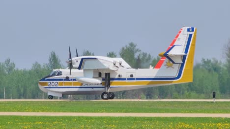 Avión-Cisterna-De-Alberta-Despegando-Para-Combatir-Los-Incendios-Forestales,-Tras-El-Disparo