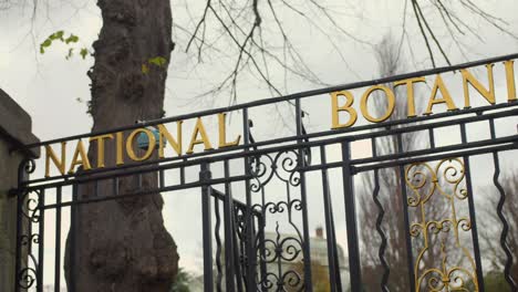 Detalle-De-Una-Puerta-De-Entrada-Al-Jardín-Botánico-Nacional-De-Dublín-En-Glasnevin,-Dublín,-Irlanda