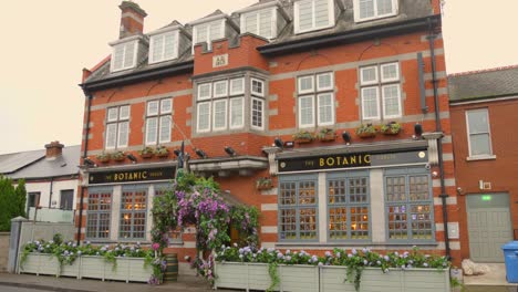 Famosa-Fachada-De-Ladrillo-Con-Guirnaldas-De-Flores-Del-Pub-Botánico-De-Dublín.