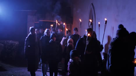 Gente-Con-Antorchas-Marcha-Por-La-Ciudad,-Día-Conmemorativo-De-Los-Soldados-Caídos