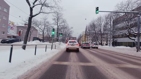 Coche-Pov-En-El-Tráfico-De-Carreteras-Nevadas-De-La-Ciudad,-Finlandia