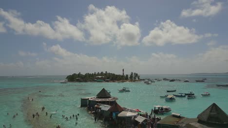 Vuelo-Aéreo-Sobre-Una-Pequeña-Isla-En-Las-Aguas-Cristalinas-Del-Caribe