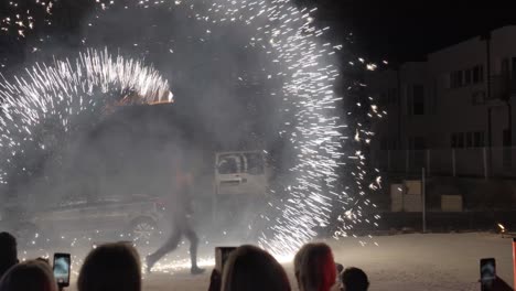 Deslumbrante-Arte-Del-Látigo-De-Fuego:-El-Artista-Evoca-Un-Aro-De-Luz-En-Una-Actuación-Fascinante