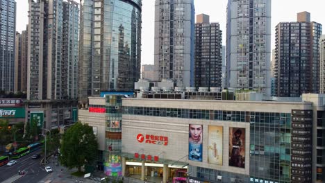 Vista-Panorámica-Aérea-Cinematográfica-Helicoidal-Ascendente-De-La-Hermosa-Vista-De-La-Plaza-Del-Centro-De-La-Ciudad-Con-Rascacielos-En-Chongqing,-China