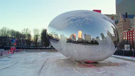 Umlaufende-Luftaufnahme-Der-Bohne-In-Chicago-–-Winter-2024