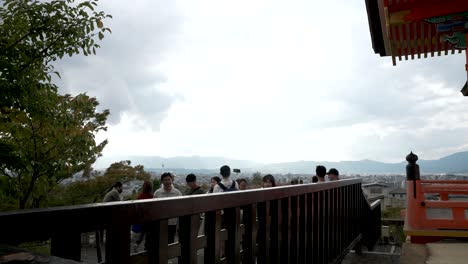 Holzgeländer-Mit-Touristen-Auf-Der-Anderen-Seite-Am-Kiyomizu-Dera-Tempel-In-Kyoto,-Japan