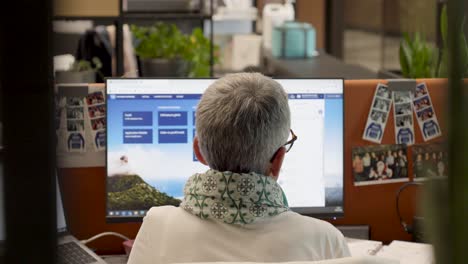 Employee-working-on-computer-in-modern-office