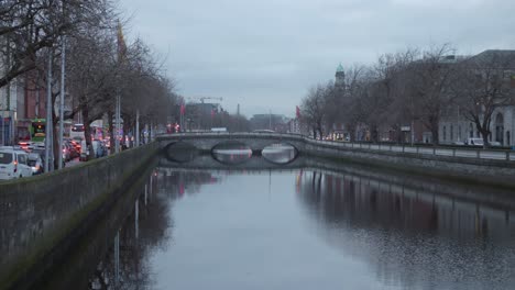 Río-Liffey-En-Dublín-Con-El-Puente-Padre-Mateo-Y-El-Tráfico-De-La-Ciudad