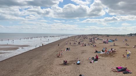 Multitudes-De-Felices-Turistas,-Turistas-Se-Reúnen-En-La-Playa-De-La-Ciudad-Costera-De-Skegness.