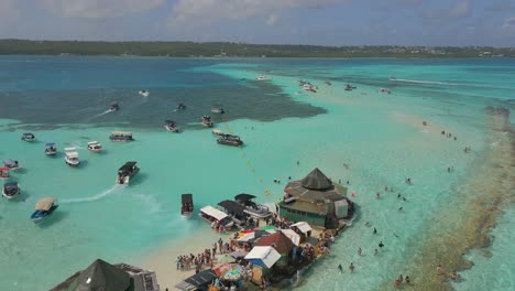 Luftaufnahme-über-Einer-Kleinen-Insel-In-Der-Karibik