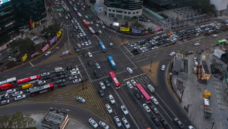 Tráfico-Nocturno-Paralizado-En-El-Cruce-De-La-Estación-De-Gangnam---Alejar-El-Lapso-De-Tiempo