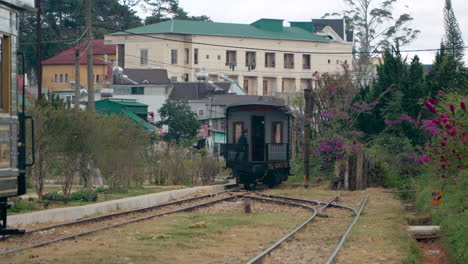 Bahnhof-Da-Lat-–-Oldtimer-Zug-Fährt-Auf-Bahngleisen