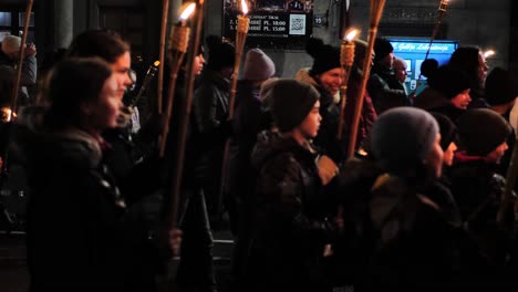 Menschen-Mit-Fackeln-Marschieren-Durch-Die-Stadt,-Gedenktag-Der-Gefallenen-Soldaten