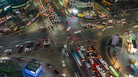 Zeitraffer-Des-Nächtlichen-Verkehrs-An-Der-Kreuzung-Der-Gangnam-Stationen---Viele-Autos-Strömen-An-Der-Kreuzung-Der-Gangnam-Straßen-In-Der-Innenstadt-Von-Seoul---Draufsicht