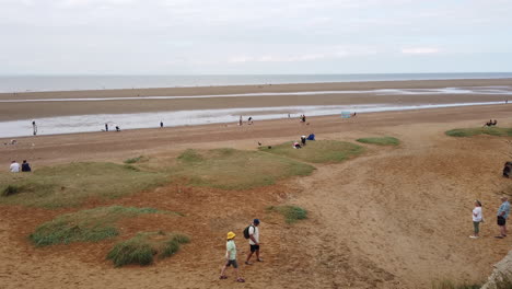 La-Gente-Disfruta-De-Principios-De-Otoño-En-Hunstanton-Beach,-En-La-Costa-Del-Condado-De-Norfolk,-Mientras-La-Marea-Está-Baja.