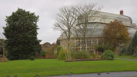 Césped-Verde-Y-El-Invernadero-Principal-En-Los-Jardines-Botánicos-Nacionales-De-Glasnevin,-Dublín,-Irlanda