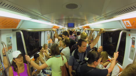 Interior-Simétrico-De-Ojo-De-Pez-De-Un-Tren-Lleno-De-Gente-Que-Viaja-Bajo-Tierra.