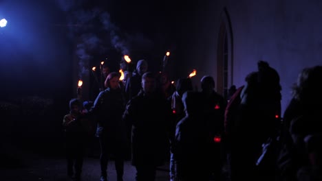 Gente-Con-Antorchas-Marcha-Por-La-Ciudad,-Día-Conmemorativo-De-Los-Soldados-Caídos