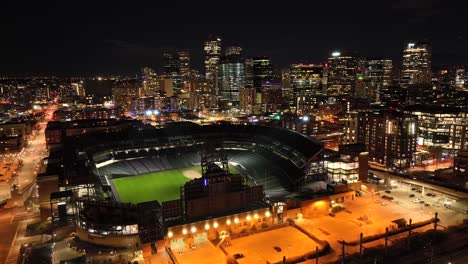 Nächtliche-Luftdrohnenumlaufbahn-Des-Berühmten-Coors-Field-Baseballstadions-In-Der-Innenstadt-Von-Denver,-Colorado