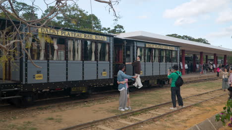 Estación-De-Tren-Da-Lat---Los-Turistas-Toman-Fotos-Y-Exploran-El-Antiguo-Vagón-De-Tren-Antiguo-Parado-Sobre-Las-Vías