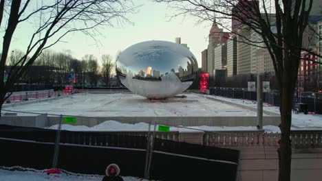 Closing-up-to-Chicago's-popular-photo-spot---Cloud-Gate,-also-known-as-"The-Bean"-during-winter-cold-day