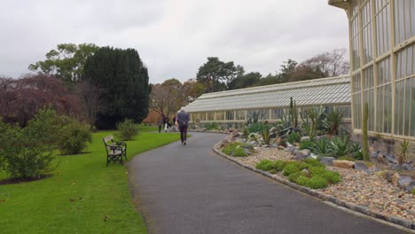 Turistas-Caminando-Por-El-Sendero-Dentro-De-Los-Jardines-Botánicos-Nacionales-En-Dublín,-Irlanda