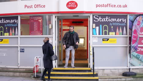 La-Gente-Sale-Y-Entra-A-Una-Sucursal-Local-De-La-Tienda-De-Correos,-Una-Instalación-Pública-Que-Proporciona-Correo-Y-Otros-Servicios.