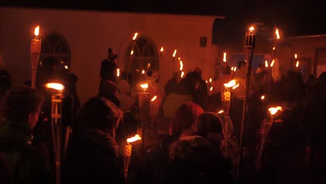 Gente-Con-Antorchas-Marcha-Por-La-Ciudad,-Día-Conmemorativo-De-Los-Soldados-Caídos