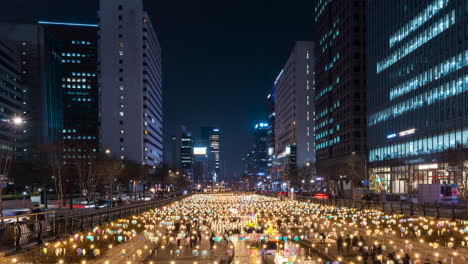 Festival-De-Los-Faroles-De-Cheonggyecheon-2023-Por-La-Noche,-Horizonte-De-Seúl-Y-Visitas-Turísticas-De-Los-Viajeros---Timelapse