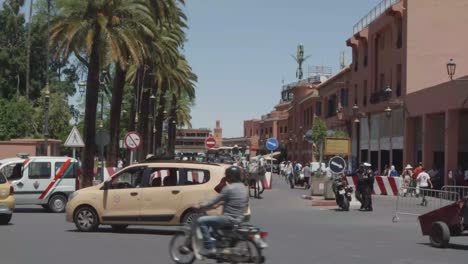 Belebte-Straße-Mit-Touristen-Und-Einheimischen-Vor-Dem-Platz-Djemaa-El-Fna-In-Marrakesch