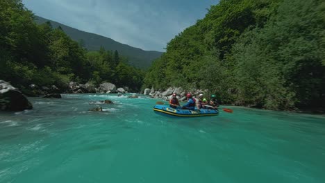 Aventura-Al-Aire-Libre-Con-Equipo-De-Rafting-En-El-Río-Soca-En-Bovec,-Eslovenia