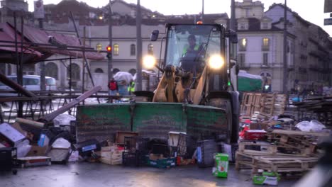 Operador-De-Máquina-Que-Retira-Y-Transporta-Materiales-De-Desecho-De-Zonas-Urbanas.