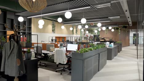 Oficina-Ecológica-De-Planta-Abierta-Con-Decoración-Moderna