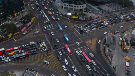 Cruce-De-La-Estación-De-Gangnam-Por-La-Noche,-Tráfico-Intenso-De-Vehículos-En-Hora-Punta-En-El-Centro-De-Seúl---Timelapse