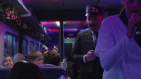 Animateure-Auf-Einer-Fahrt-Mit-Dem-Polarexpress-Treten-Auf,-Um-Die-Passagiere-Zu-Beobachten