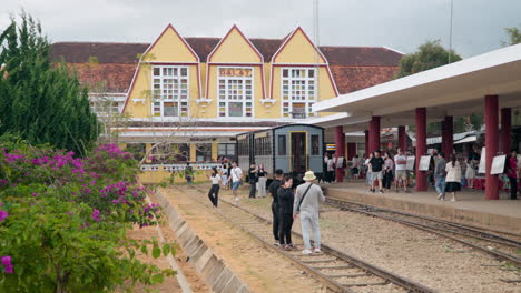 Da-Lat-Bahnhof---Gruppen-Von-Touristen,-Die-In-Der-Nähe-Des-Zuges-Auf-Bahngleisen-Spazieren-Und-Die-Alte-Eisenbahn-Besichtigen