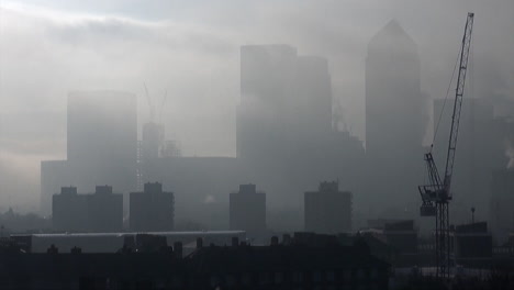 Dampf-Steigt-Von-Den-Dächern-Von-Wolkenkratzern-Auf,-Die-In-Eiskalten-Nebel-Gehüllt-Sind,-Im-Finanzviertel-Von-Canary-Wharf-Und-In-Einem-East-End-Anwesen